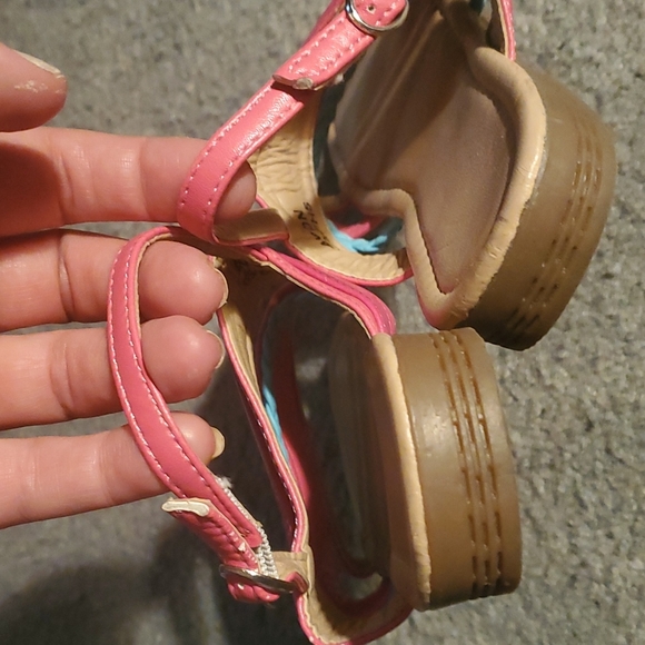 Sandals 2 Avon butterfly multi colored match everything - Picture 2 of 8